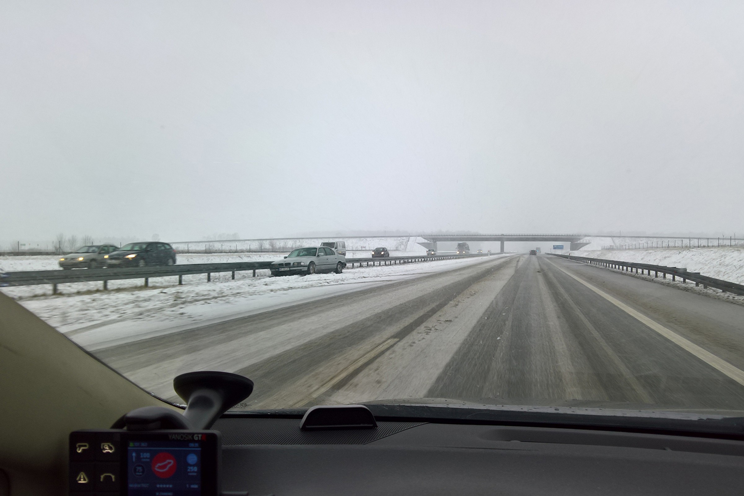 Spadł śnieg i się zaczęły poślizgi. Nieumiejętna jazda to choćby 5000 zł kary