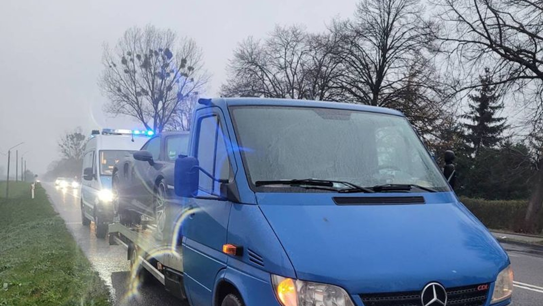 Porsche, które 25-latek przewoził na starej lawecie, było kradzione. Wkrótce auto może wrócić do właściciela z Niemiec
