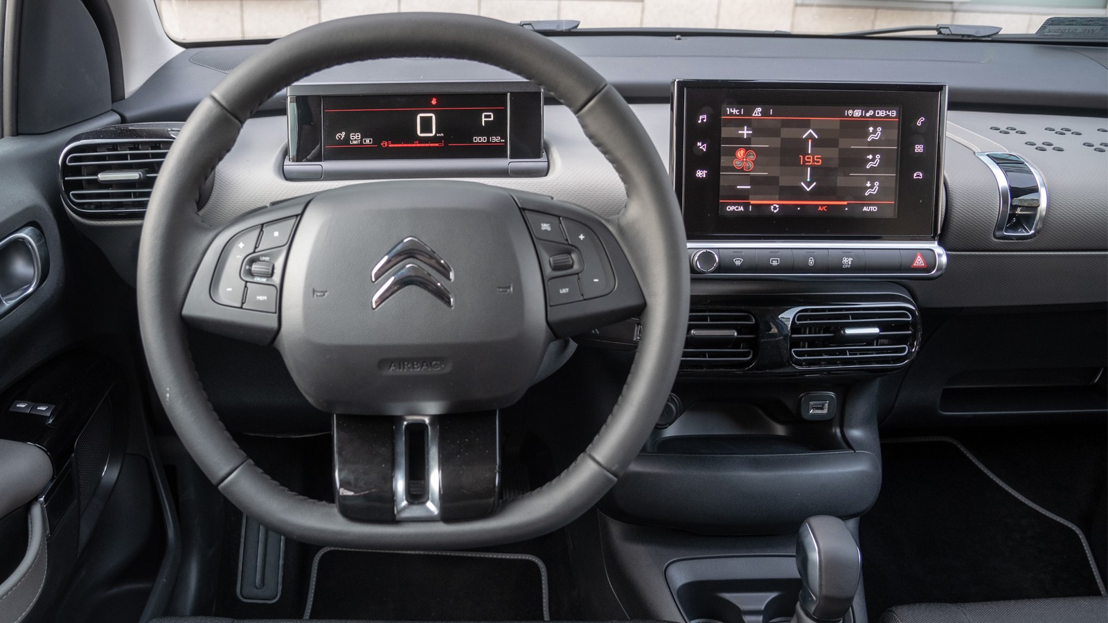 Deska rozdzielcza w podstawowejwersji ma szary kolor. W autachwyposażonych w pakiet kolorystyczny pojawiają się czerwonelub białe paski dekoracyjne, zmienia się też kolor wykończenia.