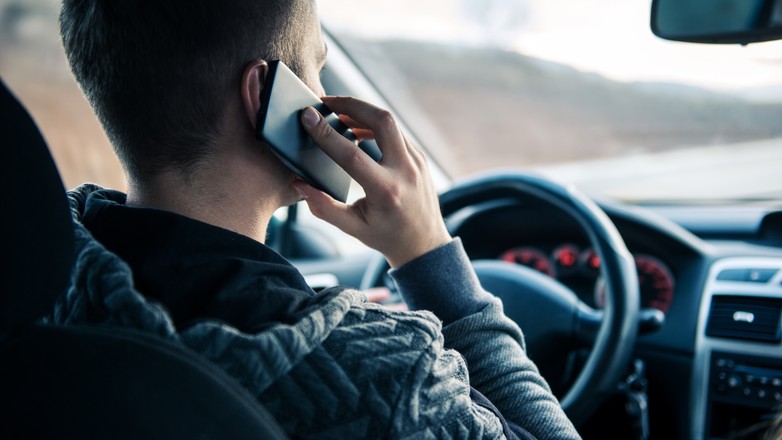 Korzystanie z telefonu w trakcie jazdy