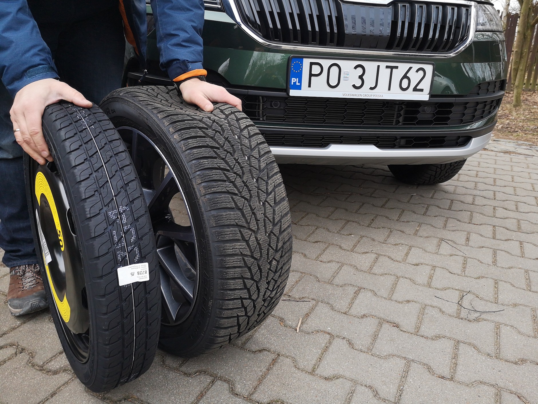 Dojazdówka ma mniejszą szerokość i mniejszą średnicę niż normalne koło