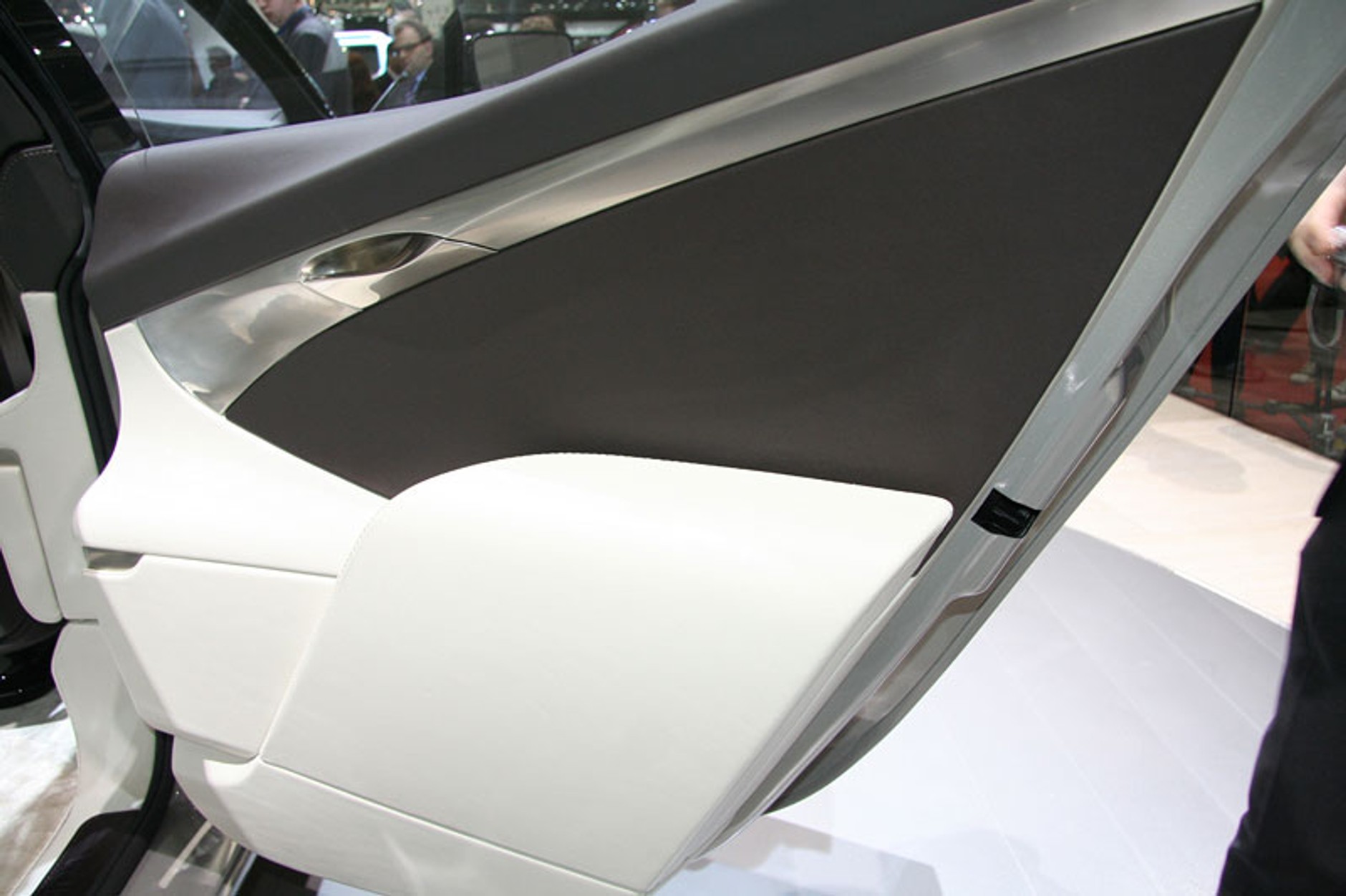 Genewa 2009: Lagonda Concept – odrodzenie słynnej marki (wideo)