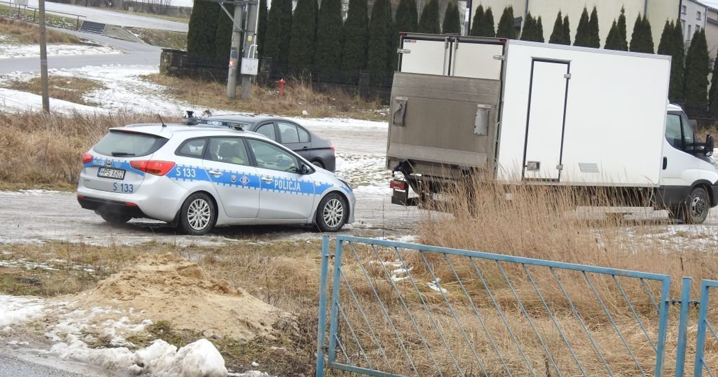 29-latek wjechał na przejazd kolejowy przy opuszczającym się szlabanie. Źle się to skończyło