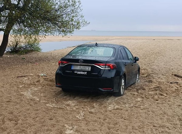 Wjechał Toyotą na plażę w Gdańsku. Kierowca ukarany mandatami i nie tylko