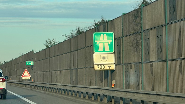 Znak E11b, oznaczający rozpoczęcie się obowiązywanie winiety w Czechach