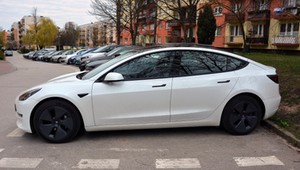 Pan Jakub wjechał Teslą do strefy czystego transportu w Niemczech, dostał mandat jak za dymiącego diesla