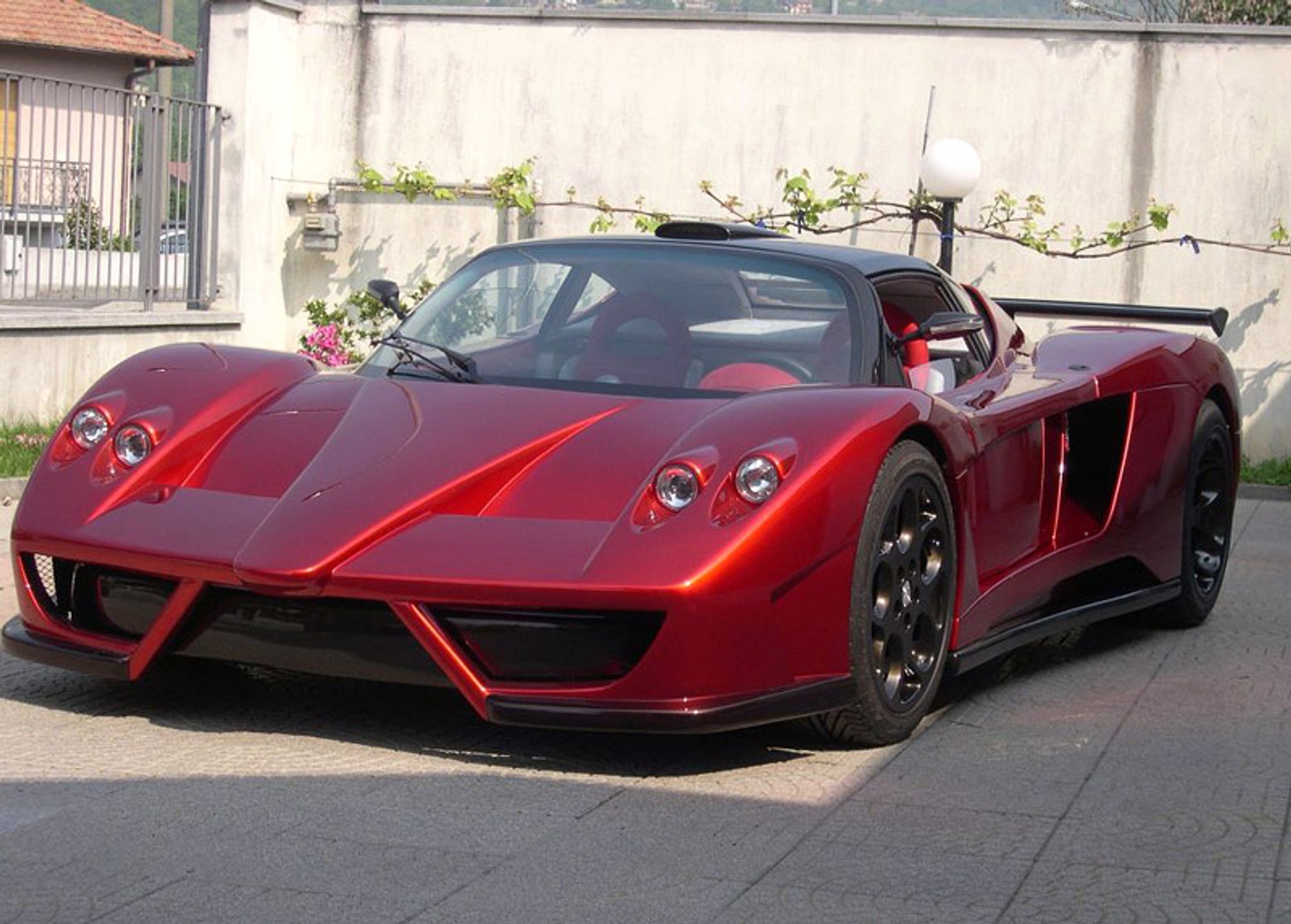 Lavazza GT-X V12 5.3: najnowsze osiągnięcie spółki Simbol Design