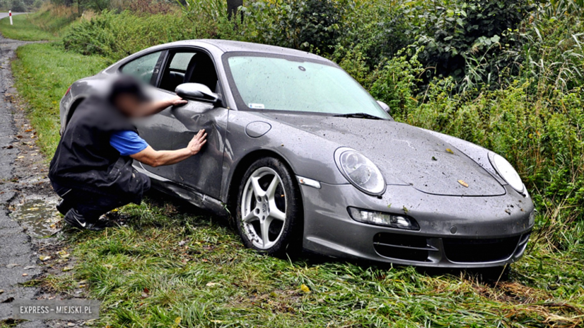 Samochód marki Porsche wpadł do rowu. Właściciel pojazdu nie wie, kto prowadził