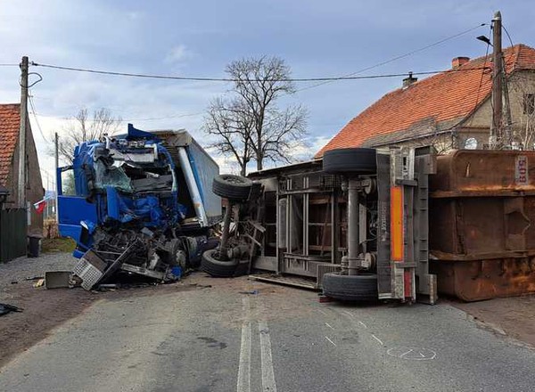 Zerwana przyczepa roztrzaskała się na drugim tirze. ITD opublikowała zdjęcia z wypadku
