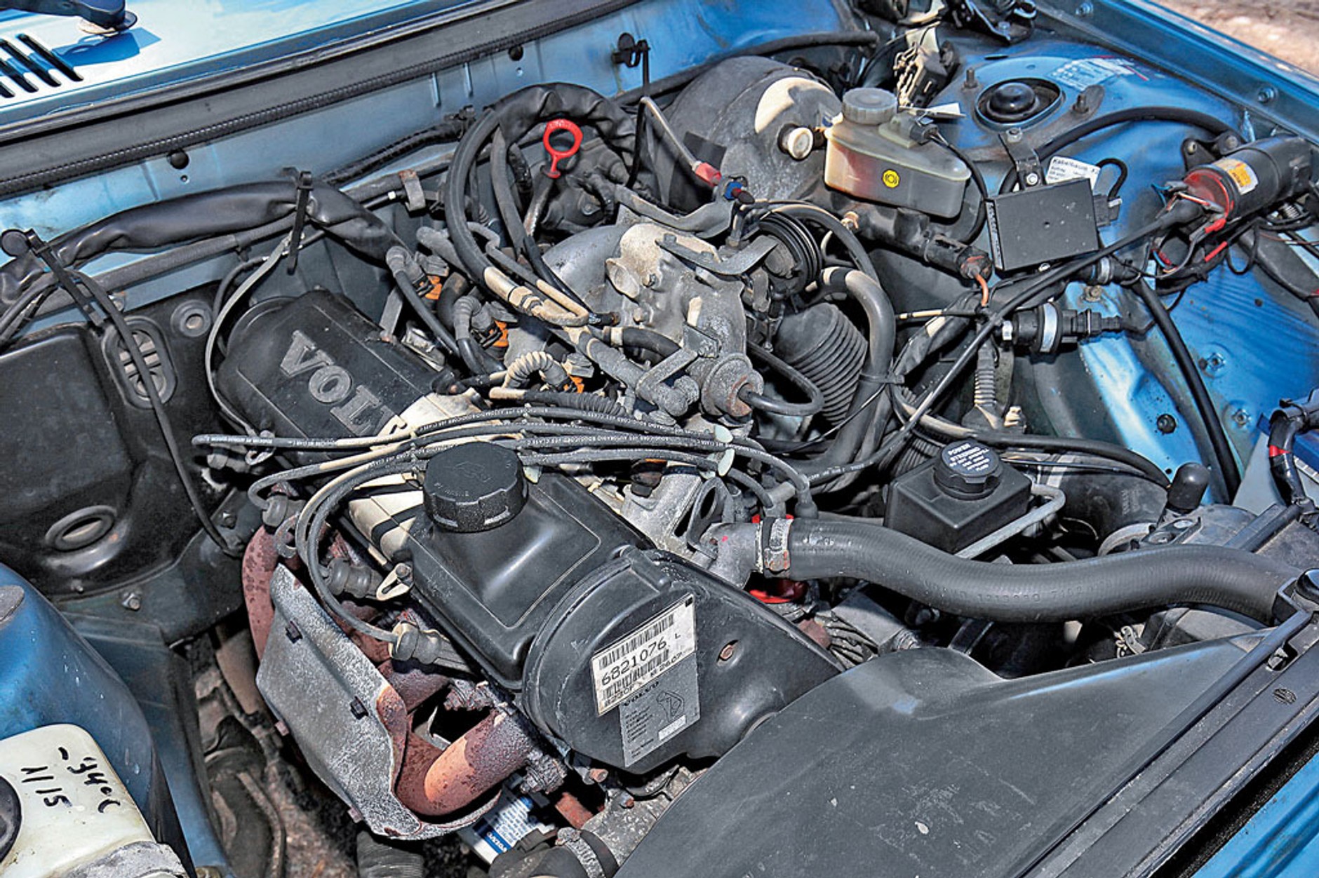 Volvo 240: czterocylindrowe silniki, nazywane redblockami od koloru, na jaki pomalowano ich bloki, to jedne z najtrwalszych benzyniaków świata. Kulturą pracy nie grzeszą, ale zaprojektowano je z olbrzymim zapasem wytrzymałości. Pół miliona przebiegu, pod warunkiem regularnej obsługi, to żaden wyczyn.