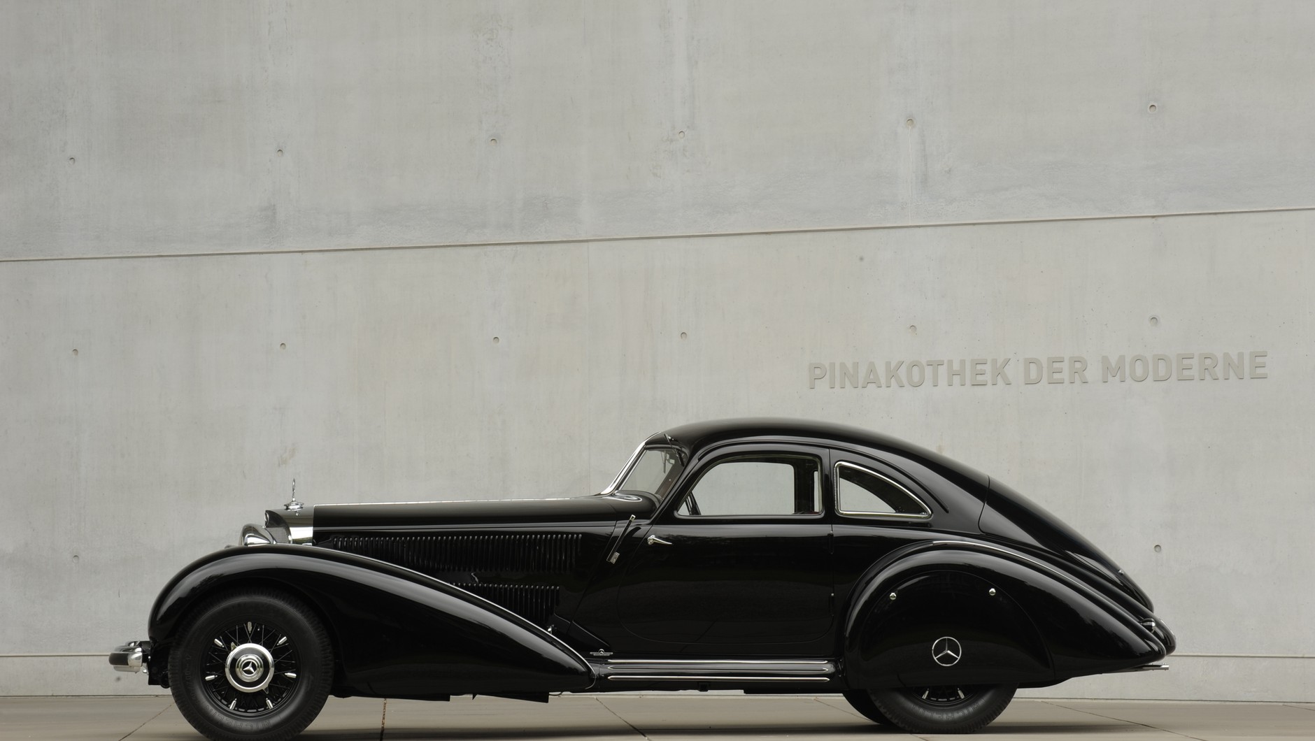 Mercedes 540 K Autobahn-Kurier (1938 r.; 180 KM): ten model ze specjalną opływową karoserią powstał z myślą o pierwszych niemieckich autostradach. Automobil należał wówczas do najszybszych drogowych samochodów na świecie (170 km/h).