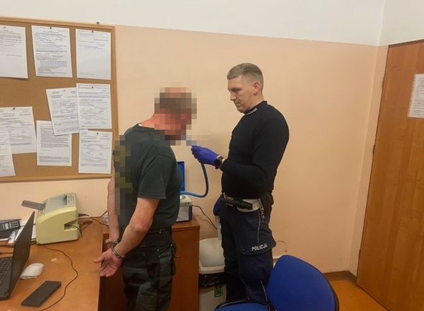 Próbował odjechać z parkingu. Prawie potrącił kobietę