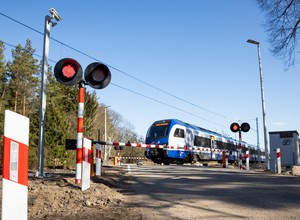 Coraz więcej kamer monitoruje przejazdy kolejowe. Nagrania wykroczeń trafiają na policję
