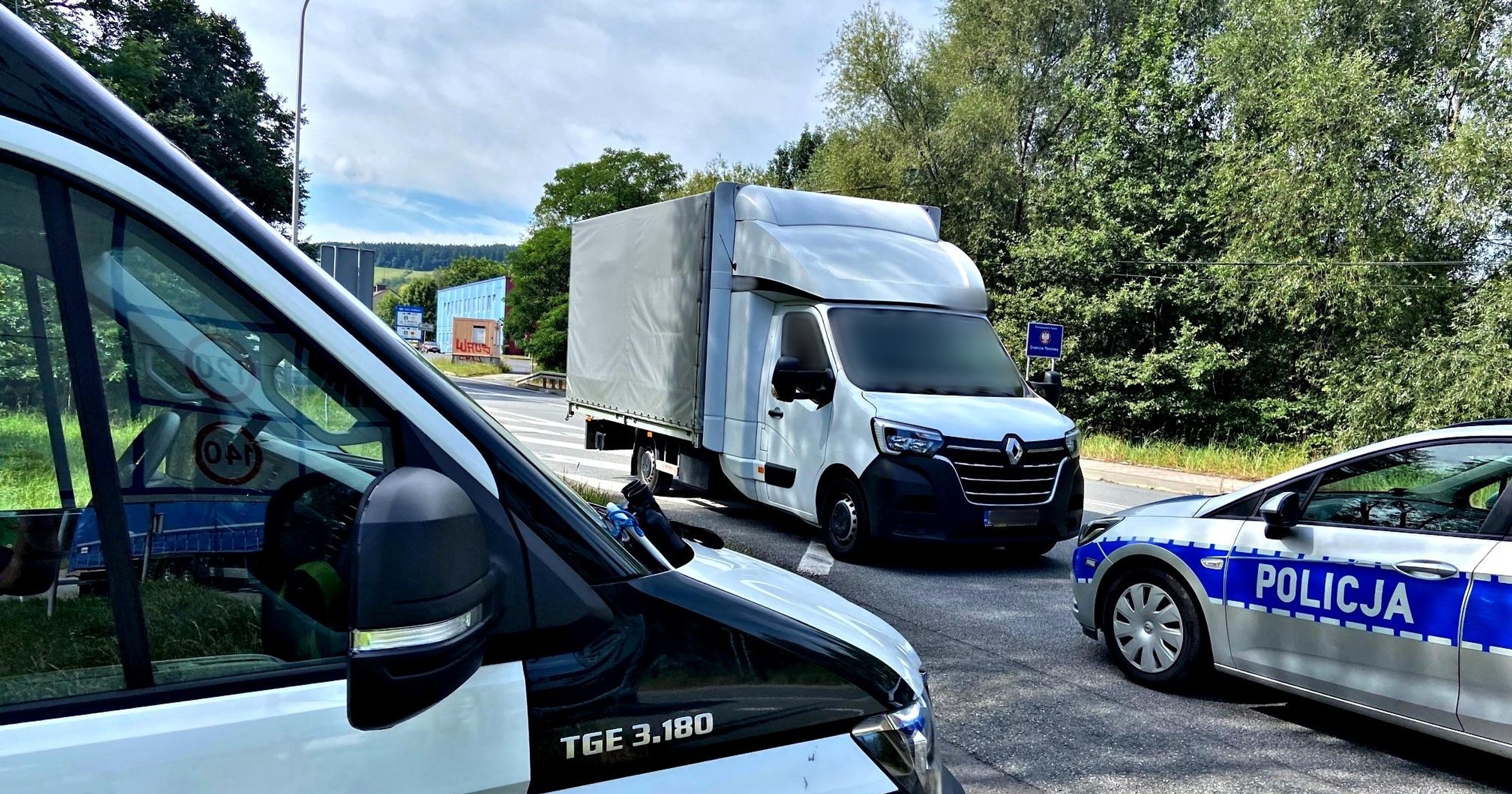 Kontrolowany pojazd dostawczy w punkcie kontrolnym opolskiej Inspekcji Transportu Drogowego (ITD)