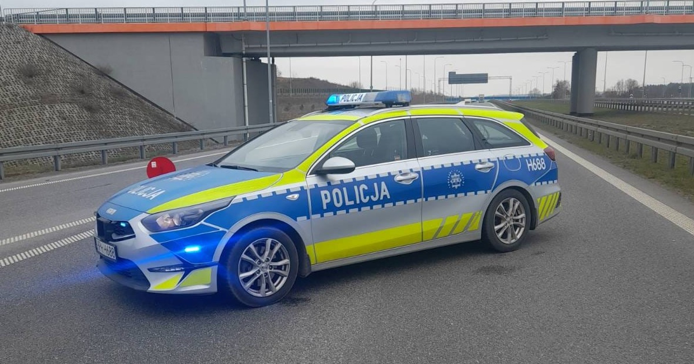 Jechał wózkiem inwalidzkim po drodze ekspresowej. Zatrzymała go policja