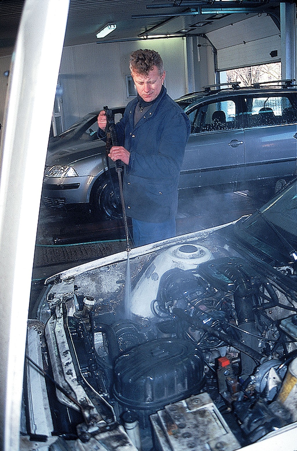 Strumienia wody nie powinno się kierować na luźne przewody.