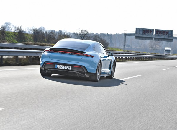 Skazani na jazdę od ładowarki do ładowarki? Test zasięgu aut elektrycznych na autostradzie