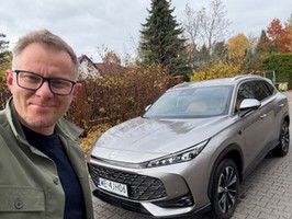 Jeździłem hybrydową wersją najpopularniejszego w Polsce chińskiego SUV-a. Fajny napęd, ale są i wpadki