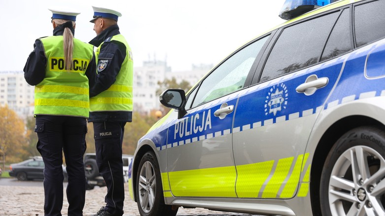 24a30042 - WARSZAWA WSZYSTKICH ŚWIĘTYCH KONFERENCJA KGP (patrol policji)