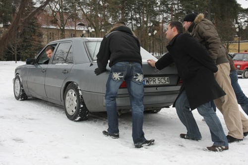 Uruchamianie auta zimą, czyli kto nie dba ten pcha!