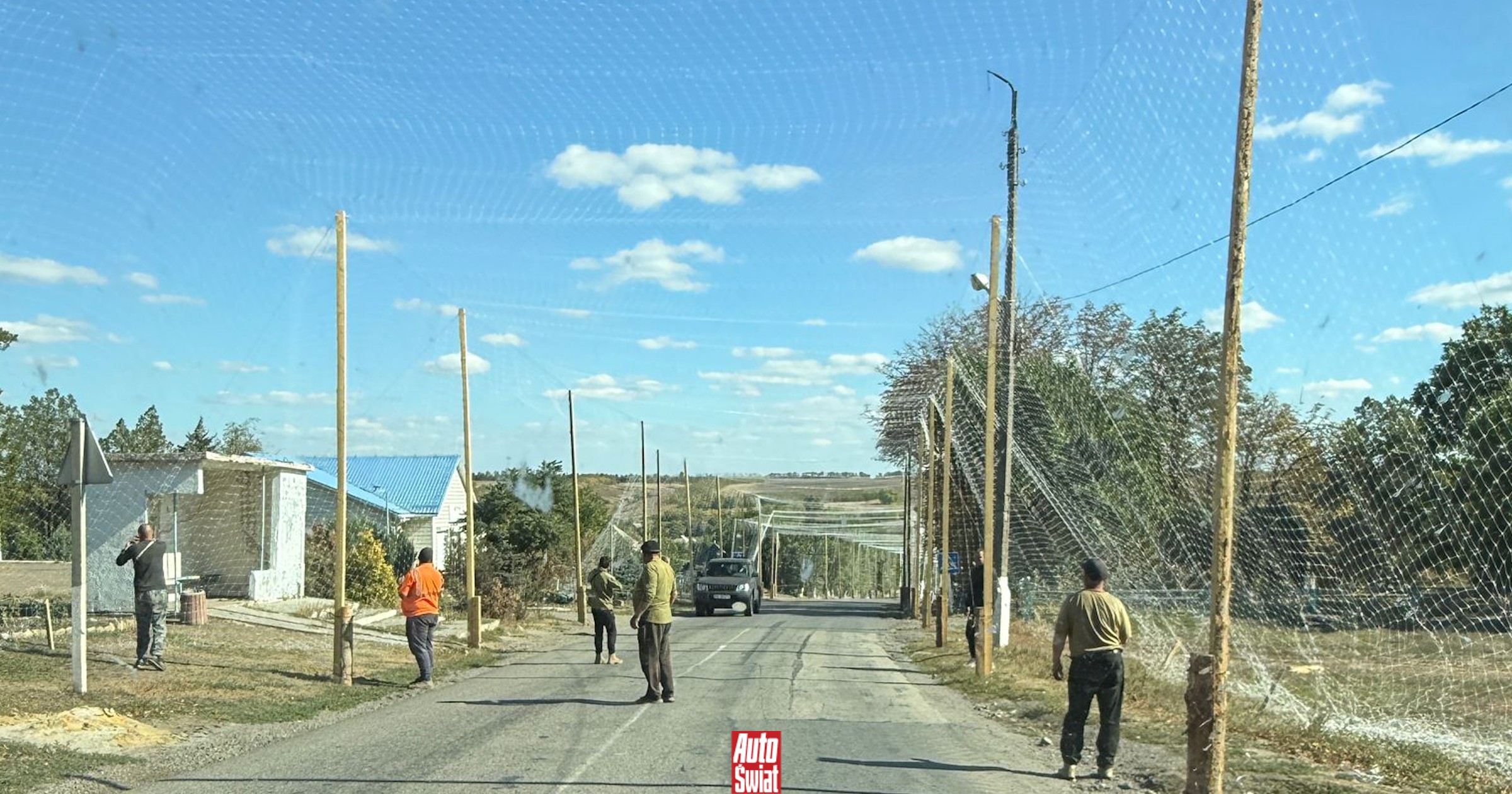 Dlaczego nad drogami wiszą kilometry sieci rybackich? Tak się dziś jeździ w Ukrainie