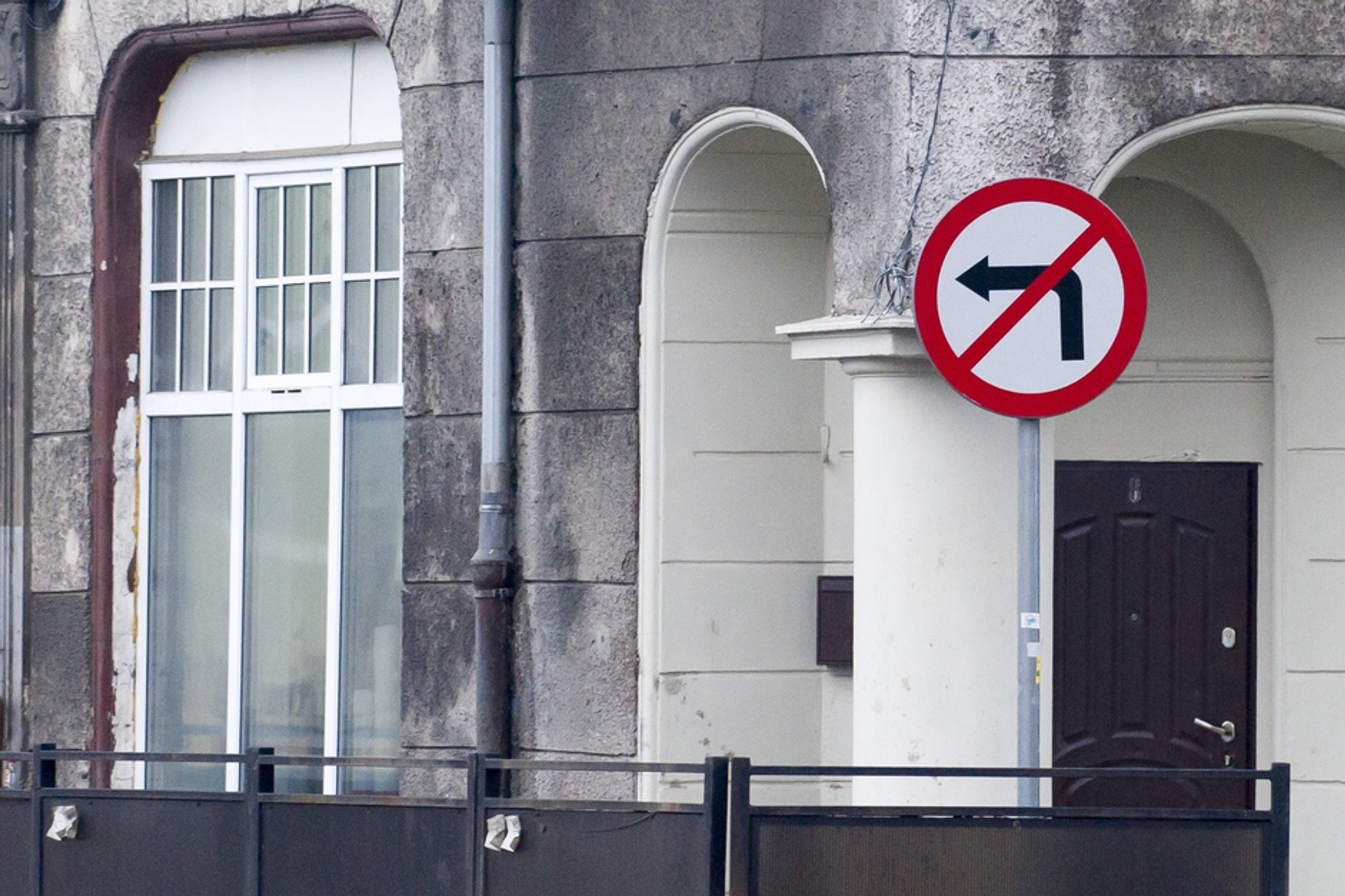 Czy można zawracać na zakazie skrętu w lewo? A co jeżeli na skrzyżowaniu jest sygnalizator S-3?