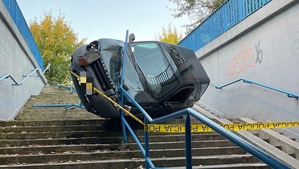 Kolejne przejście podziemne zaliczone. Land Rover spadł ze schodów w Olkuszu