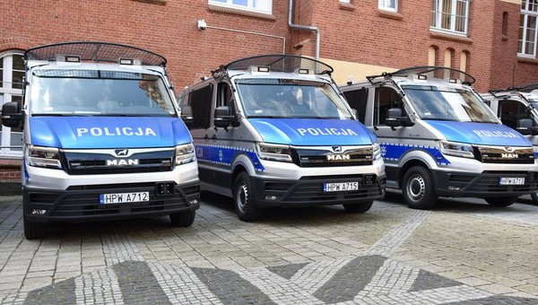 Nowe radiowozy zachodniopomorskiej policji (Volkswagen Crafter i MAN TGE)
