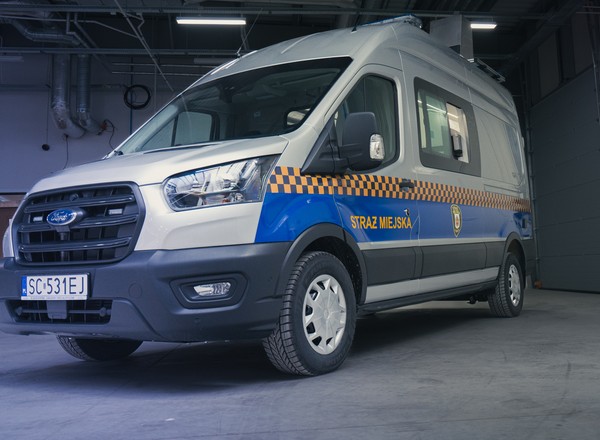 Ten Ford Transit kosztował prawie milion złotych. Ma nawet wysuwany maszt z kamerą