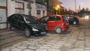 89-letni kierowca Opla siał spustoszenie na parkingu. Jedna osoba trafiła do szpitala