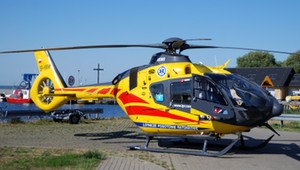 Jechali na motocyklu we trójkę i bez kasków. Uderzyli w drzewo
