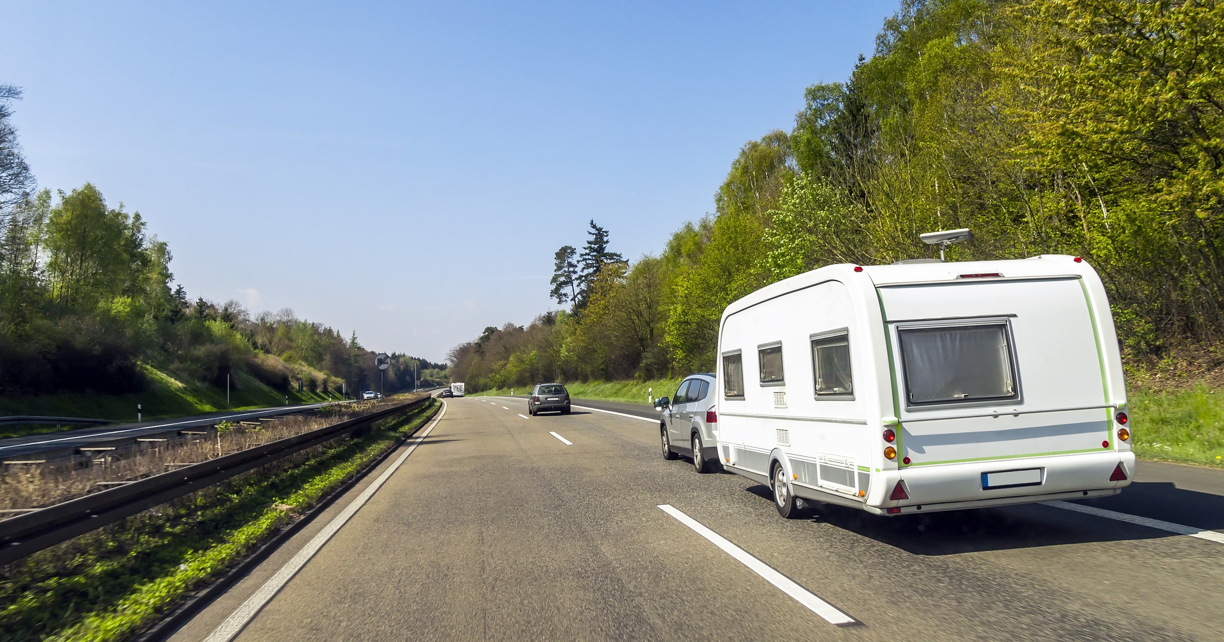 Czy kierowcy kamperów i aut osobowych z przyczepami kempingowymi mogą liczyć na obniżenie stawek za przejazd autostradami?