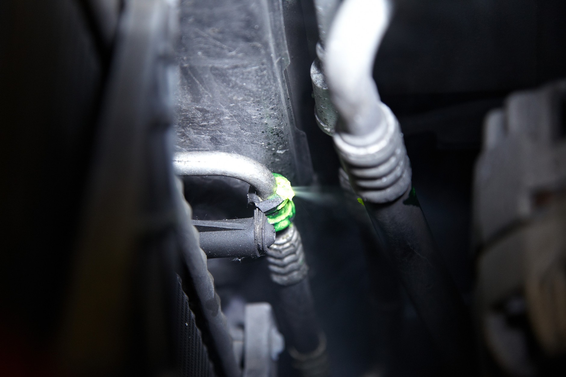 Napełniania nieszczelnego układu jest karalne! Bezpieczniej jest robić to... „lewym” gazem, z którego nie trzeba się rozliczać