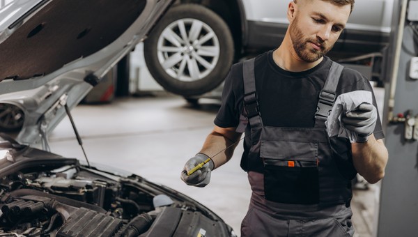 Kontrola oleju silnikowego trwa tylko chwilę. Tak uratujesz auto przed poważnym remontem