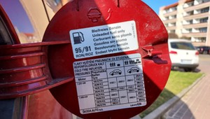 Ukrywa się na klapce wlewu paliwa lub słupku nadwozia. O czym mówi tajemnicza nalepka?