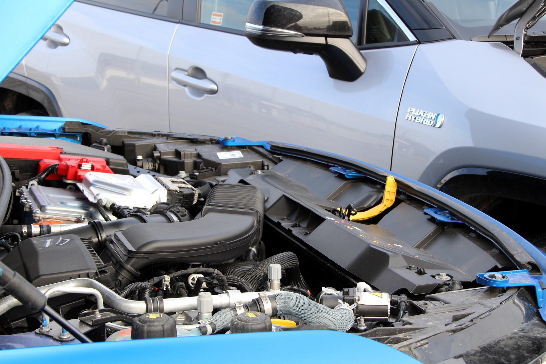 Auta z napędem Plug-in mają wyższą mcc maksymalną niż ich odpowiedniki wyposażone w zwykłe hybrydy