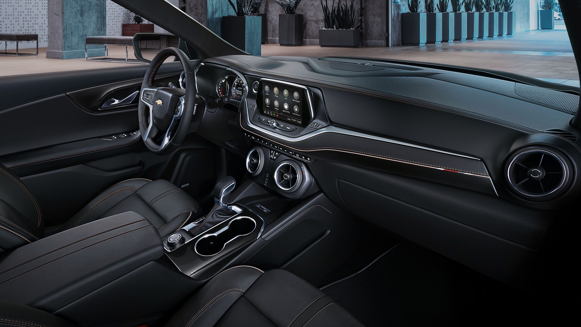Chevrolet Blazer - w konsoli 8 calowy ekran systemu multimedialnego połączonego z internetem