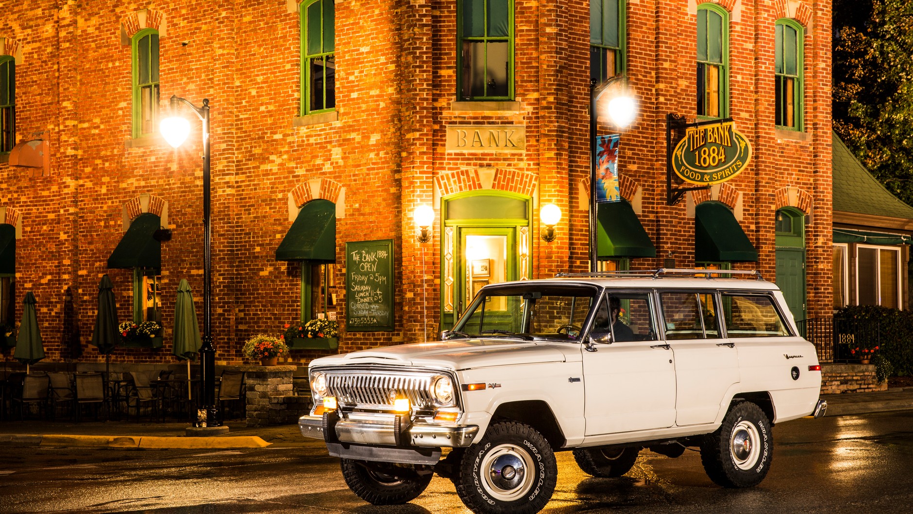 Jeep Wagoneer jest uważany za pierwszego SUV-a na świecie (na zdj. model z 1967 r.)