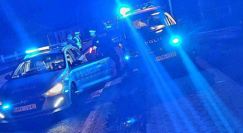 Radiowozy na sygnale po nocnym pościgu w Jaśle