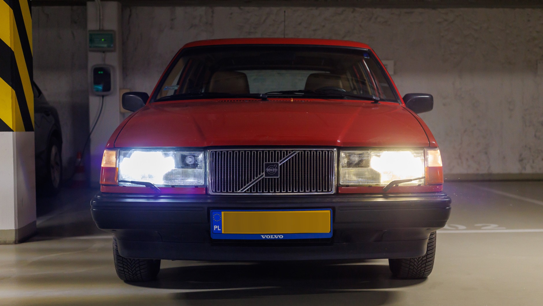 Dla porównania: po lewej stronie "zimny" retrofit LED, po prawej to nie żarówka, to "ciepły" LED. Tylko przy bezpośrednim porównaniu da się zauważyć, że daje więcej światła od żarówki halogenowej, bo barwę światła ma niemal identyczną ze zwykłą żarówką H4.
