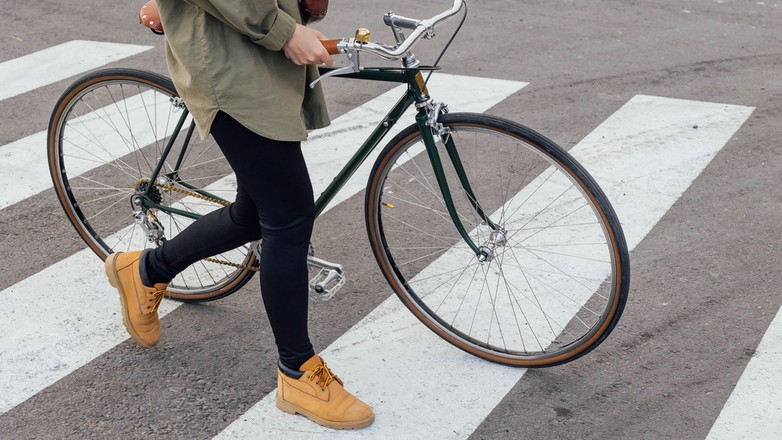 Rowery należy przeprowadzać przez pasy, poza kilkoma wyjątkami