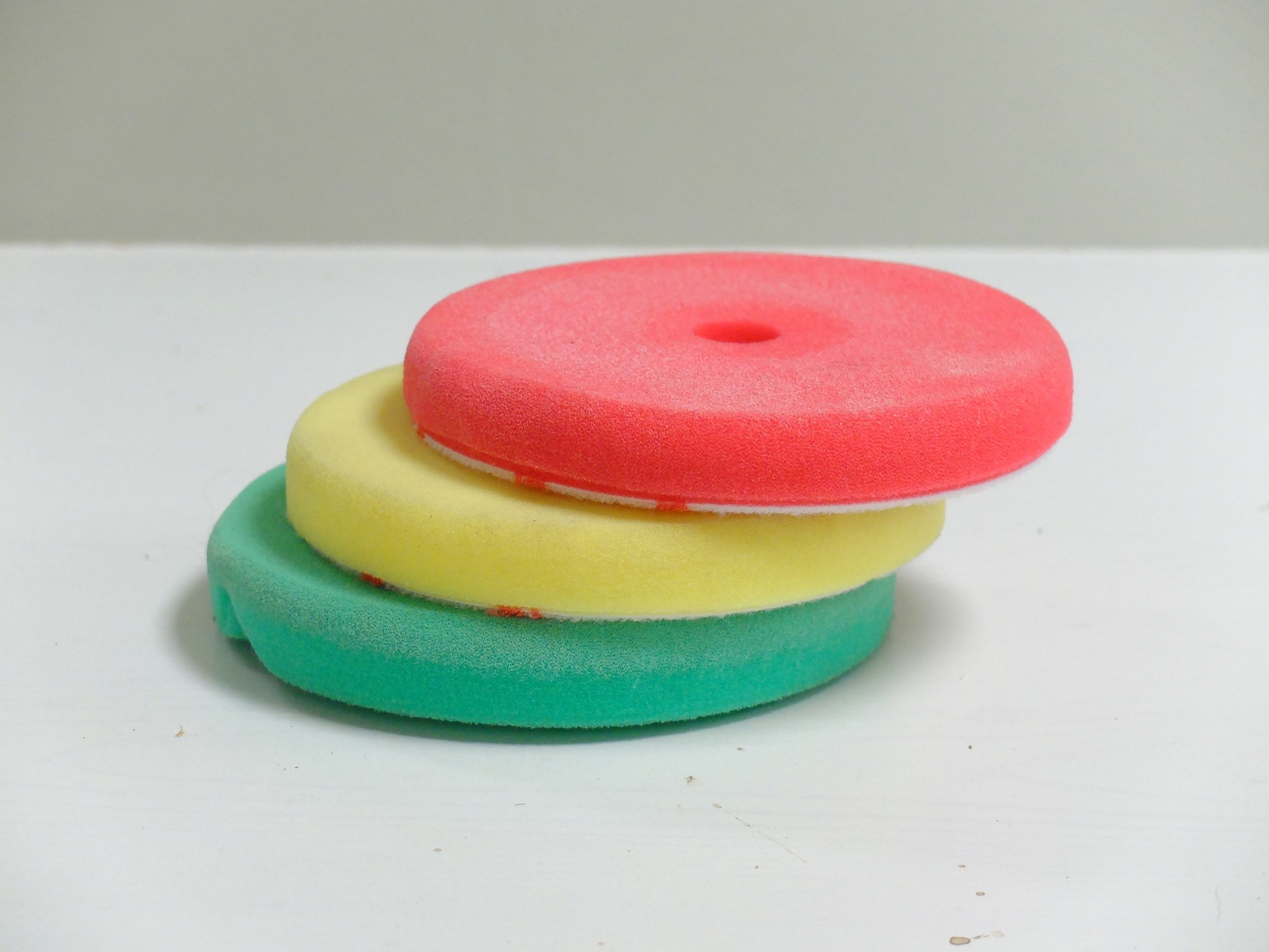 Pady polerskie: najczęściej z pianki czy gąbki o różnej twardości, ewentualnie z wełny (tzw. futra) lub mikrofibry to wymienne części robocze polerek. Różnią się od siebie twardością i zastosowaniem: twardsze pianki i futra służą do wstępnego polerowania, a miększe – do wykończeń na ostatnim etapie pracy. Uwaga: należy stosować zasadę: jeden pad, jedna pasta, nie powinno się tą samą nakładką polerską polerować przy użyciu różnej chemii, no chyba, że po starannym wypraniu pada np. wodą z płynem do mycia naczyń, a następnie wypłukaniu samą wodą i wysuszeniu.