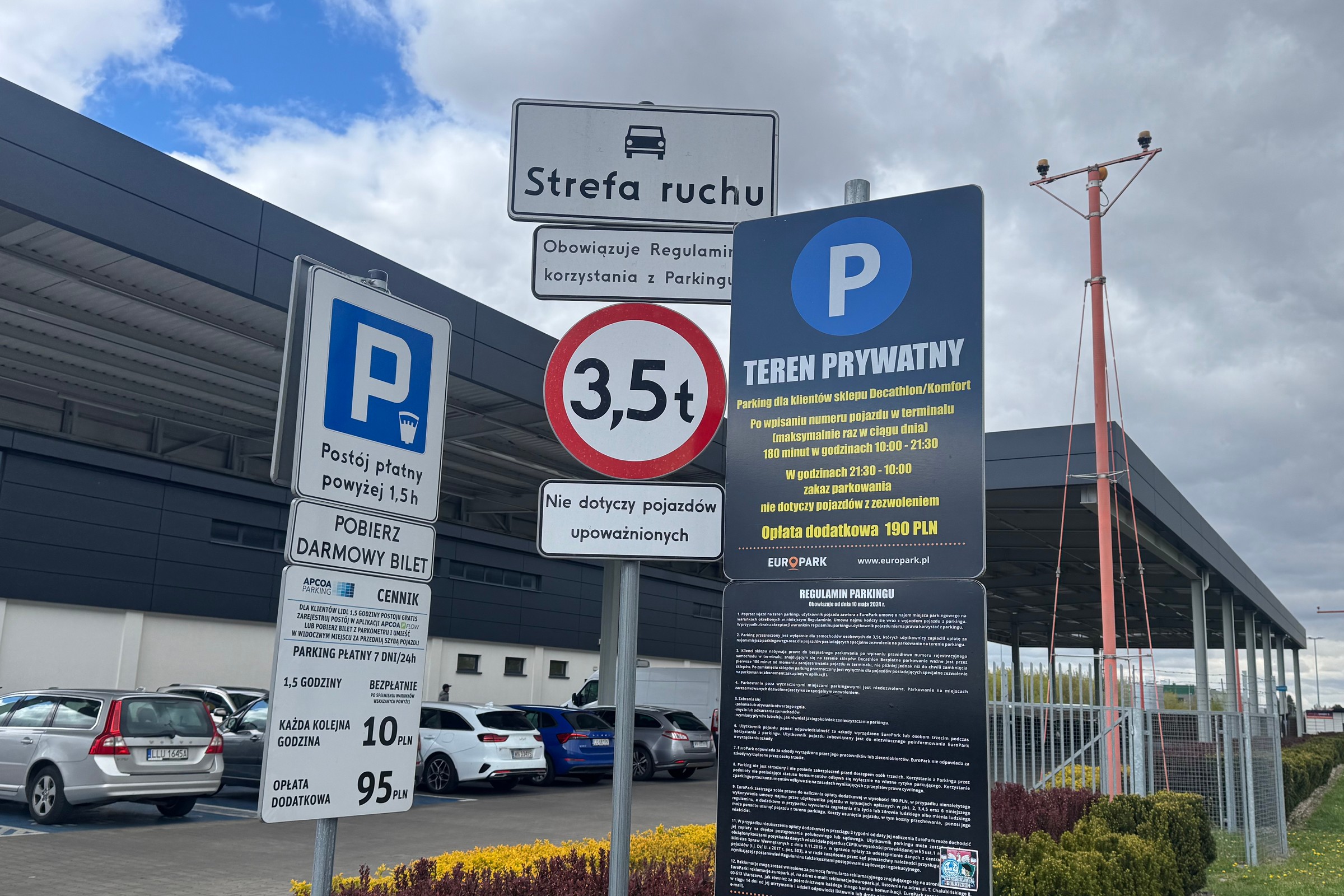 Nowy system kontroli kierowców pod Kauflandem. Bez biletów i problemów, ale z kamerami