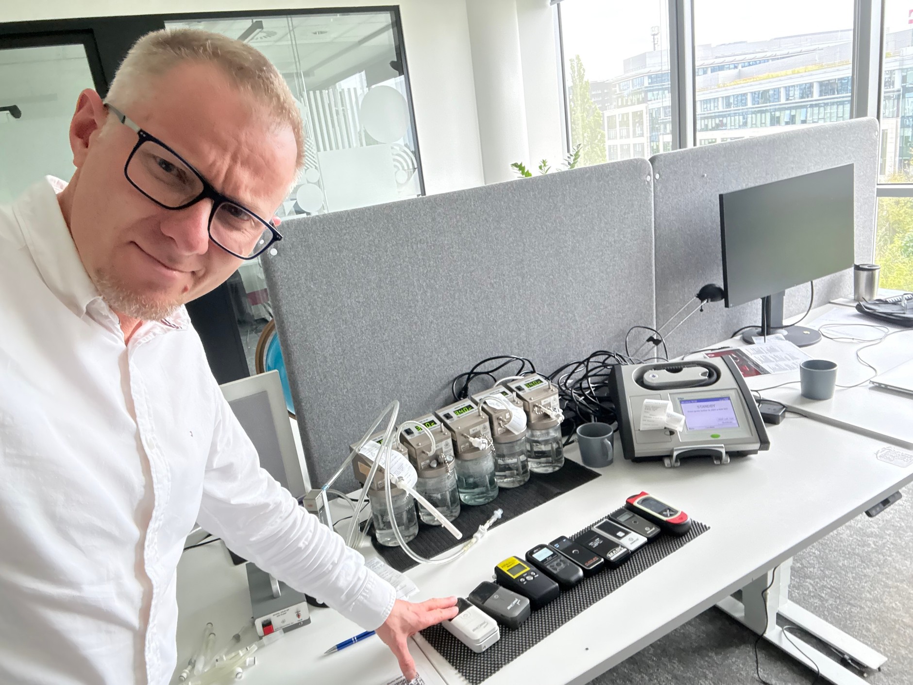 Alkomaty testowaliśmy, kierując się europejską normą, która mówi, jak powinny działać alkomaty do osobistego użytku i jak można je testować. Producenci nie mają obowiązku brać jej pod uwagę, ale wielu bierze – i w takim wypadku wyraźnie to podkreśla jako zaletę sprzętu.