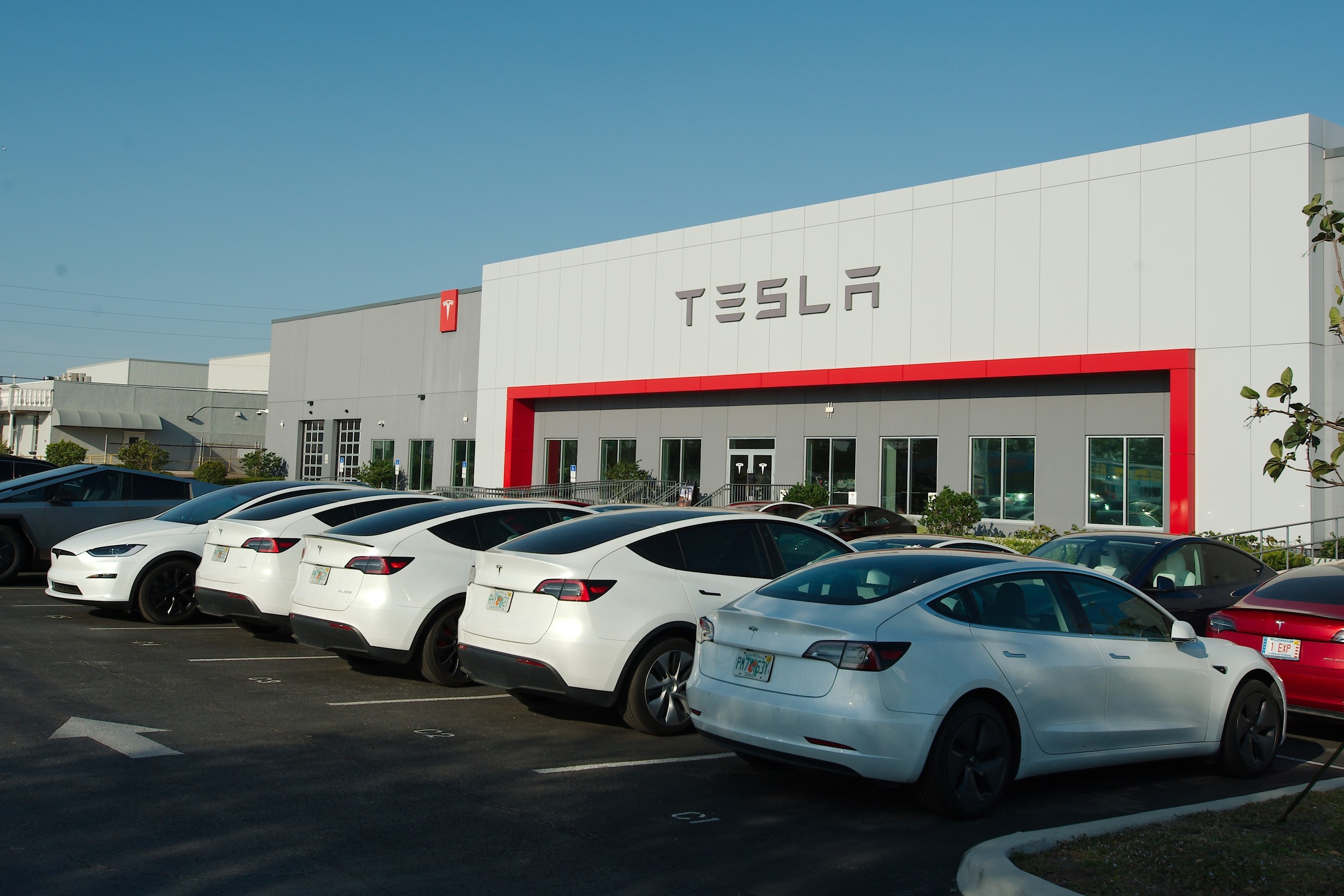 Tesla spadła z tronu. W 2025 r. najwięcej aut elektrycznych sprzedała chińska firma BYD