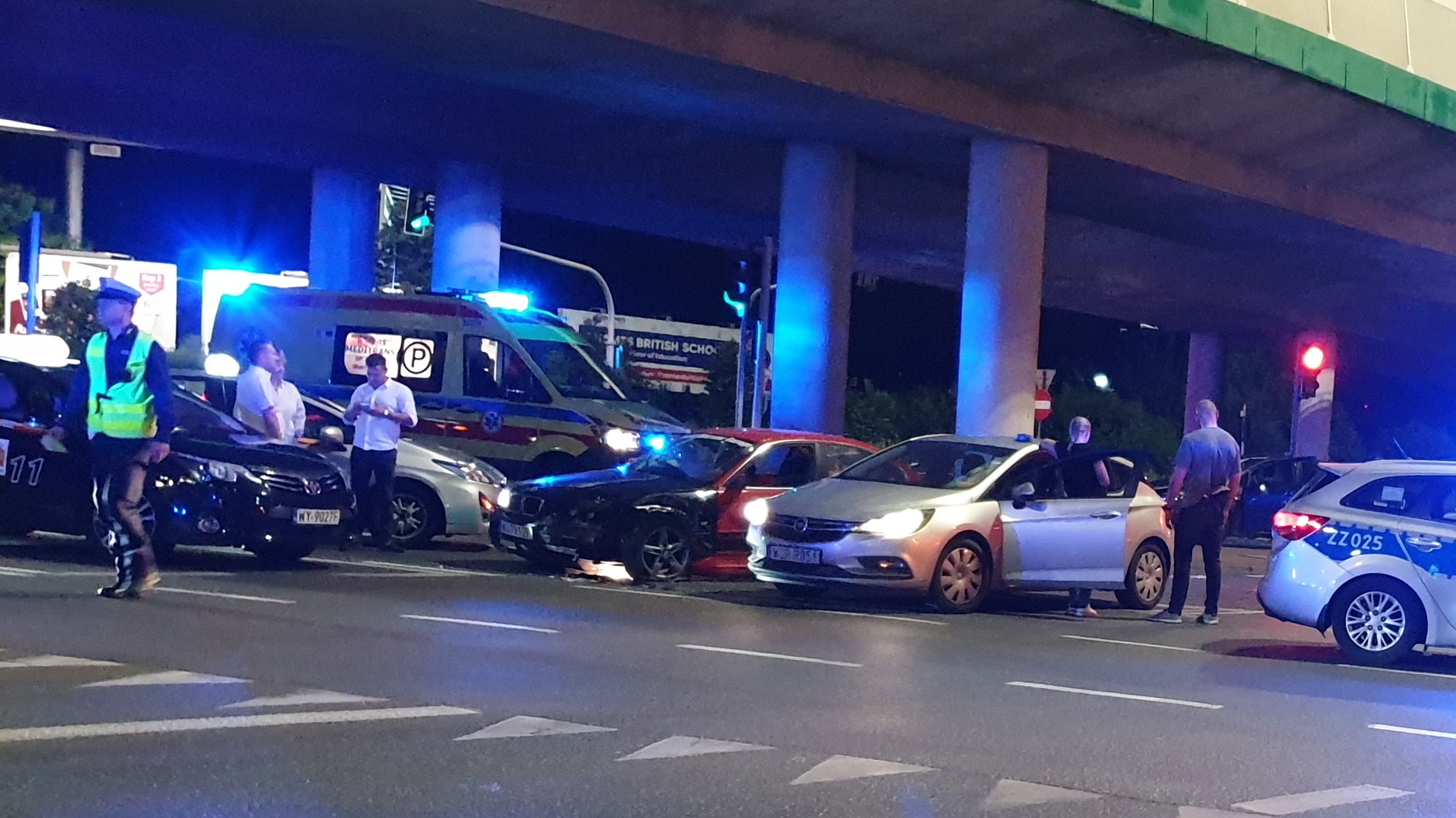 Pijany uciekał przed policją. Zderzył się z nieoznakowanym radiowozem i taksówką