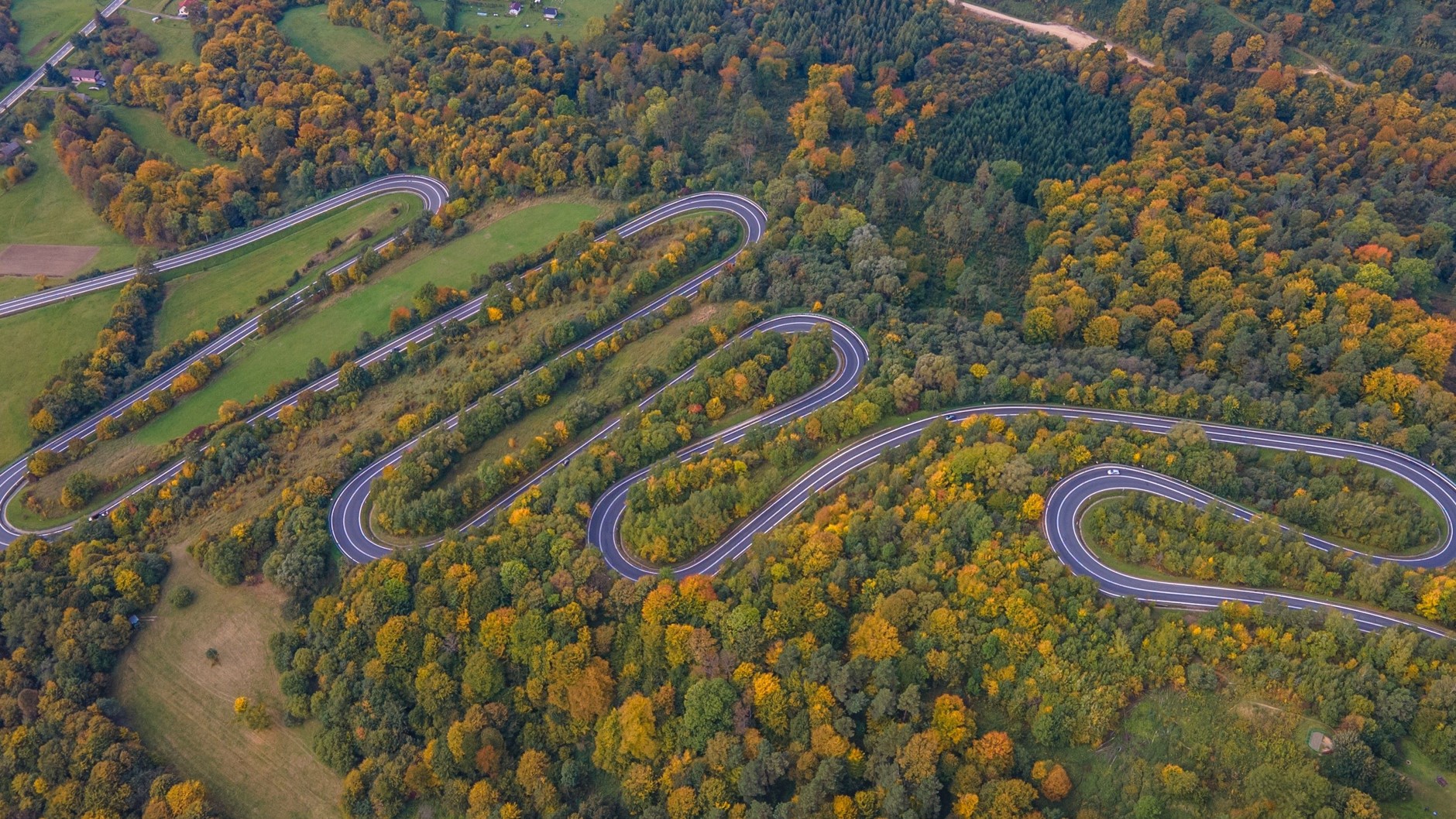 Droga z największą liczbą zakrętów w Polsce: droga krajowa nr 28 między wsiami Wujskie a Tyrawa Wołoska
