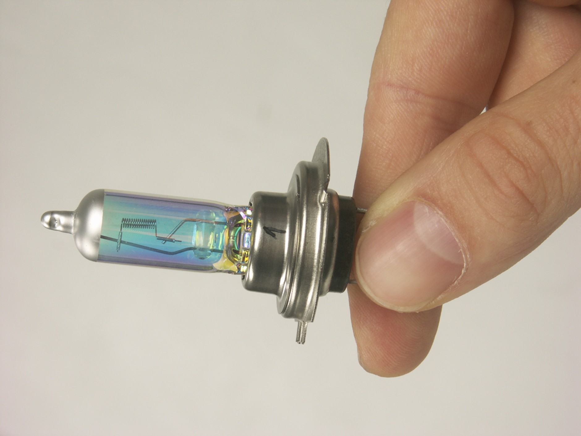 Jak wymienić żarówkę w aucie i nie dostać szału?