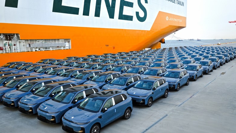 Chińskie auta Leapmotor B10 podczas załadunku na statek płynący do Europy