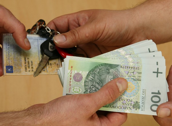 Szukasz używanego samochodu? Zobacz jak nie dać się naciągnąć oszustom